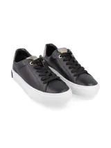 Championes urbanos Hush Puppies modelo Hush, color negro con suela de plataforma blanca. Confeccionados en cuero, presentan cordones negros y un detalle de marca en la parte trasera de la suela.