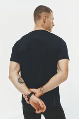 Remera deportiva de malla funcional con tecnología DryMove, de corte estándar, cuello redondo y manga corta, diseñada para absorber el sudor durante el entrenamiento.