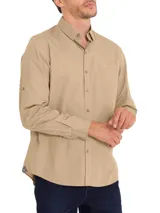 Camisa de manga larga RKF modelo Galiton, color beige, con cuello camisero, cierre frontal de botones y un bolsillo en el pecho con logo bordado. Cuenta con trabas para sujetar las mangas enrolladas.