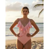 Malla enteriza de lycra color rosado, con diseño acanalado, escote en V y volado cruzado desde el hombro hasta la cadera. Cuenta con tirantes finos ajustables.