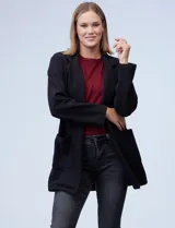 Blazer beige de algodón soft, marca Dictionary. Tiene cuello solapa, abertura central y bolsillos delanteros.