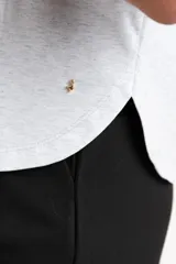 Remera gris melange de algodón y elastano, de corte clásico y mangas cortas.