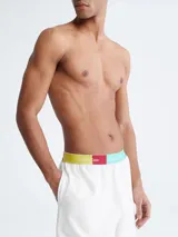 Short de dormir blanco con cintura elástica multicolor con la inscripción "This is Love" de Calvin Klein.