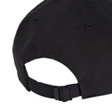 Gorra tipo baseball Adidas de color negro, con diseño de seis paneles, visera curva y placa metálica rectangular con el logo de la marca en la parte frontal.
