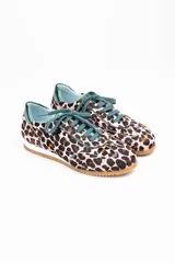 Zapatillas de estilo running con estampado animal print de leopardo sobre fondo rosado. Presentan detalles en color verde botella en la lengüeta, cordones, collarín y talón. Cuentan con suela de goma dentada y cuña interna oculta para mayor comodidad.
