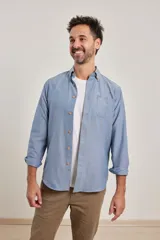 Camisa de manga larga con cuello button-down, bolsillo frontal y botones de madera.