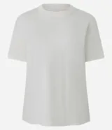 Remera de manga corta con cuello redondo, confeccionada en algodón peruano con acabado suedine. Diseño básico sin estampa, de corte clásico y textura suave.