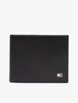 Billetera plegable de piel color negro con textura acanalada y logo esmaltado de la marca en la parte frontal.