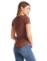 Remera de tejido acanalado con escote a la base y manga corta, confeccionada en modal con elastano.
