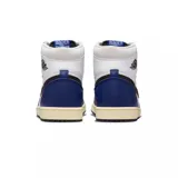 Zapatillas Nike Air Jordan 1 Retro High de caña alta, confeccionadas en cuero de color blanco, azul y detalles en negro. Cuentan con el logotipo de las alas en el lateral del tobillo, el swoosh de Nike en color negro y suela de tono envejecido.