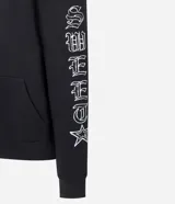 Buzo negro con capucha, cierre frontal de cremallera y estampado de lettering y estrellas en las mangas. Presenta un corte boxy, puños ajustados y bolsillos laterales.