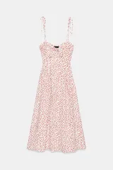 Vestido midi de popelina blanco con estampado de lunares rojos, escote corazón, tirantes finos con lazo y detalle de nudo en el busto.