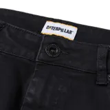 Jeans de corte recto y tiro medio, confeccionados en denim negro con acabado stone wash. Presenta diseño clásico de cinco bolsillos, cierre con cremallera y detalles de marca como remaches con logo y parche trasero.