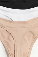 Pack de tres bombachas tipo thong (colaless) de microfibra, tiro bajo, con cintura en V y refuerzo interior. Incluye colores negro, beige y blanco.