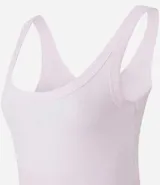 Blusa musculosa de ribana color blanco, con escote en U.