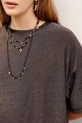 Remera de manga corta y cuello redondo en tejido de punto con acabado metalizado y efecto brillante.