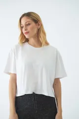 Remera básica de corte oversize, con escote redondo y mangas cortas, de diseño liso y holgado.