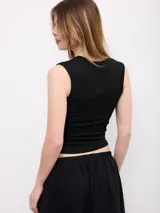 Top marrón de diseño ajustado al cuerpo, con escote en V pronunciado y sin mangas.