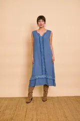 Vestido midi sin mangas de color azul, con escote en V y detalles de flecos y lentejuelas brillantes en el frente y el borde inferior.