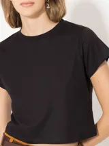 Remera blanca de algodón pima, con mangas cortas y cuello redondo.