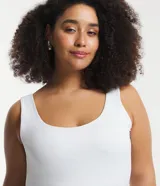 Musculosa de poliamida blanca, de corte ajustado, con escote en U y tirantes anchos.