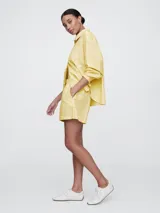 Short de tiro medio con cintura elástica, confeccionado en tela de algodón con estampado de rayas verticales finas en tonos amarillo y azul.