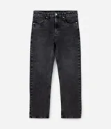 Pantalón de jean con corte recto, tiro medio y diseño de cinco bolsillos. Confeccionado en denim de algodón con un toque de elastano, presenta un lavado clásico y cierre frontal con botón y cremallera.