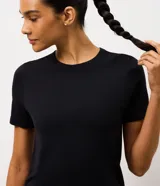 Remera deportiva de manga corta y cuello redondo, confeccionada en poliamida con tecnología seamless que reduce las costuras para mayor comodidad y ajuste al cuerpo.