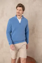 Sweater celeste de algodón con cuello alto y medio cierre. Diseño pigmentado con efecto gastado y lavado.