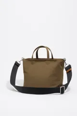 Bolso de mano Bimba y Lola de tamaño mediano, con estructura blanda, doble asa de mano y asa regulable de tejido. Cuenta con cierre de cremallera, detalles metálicos y logo de la marca en el frente.