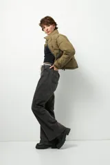 Pantalón de jean negro de corte ancho y tiro alto, con cordón ajustable en la cintura.