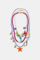 Pack de tres collares con dijes marinos, cuentas de colores y cadena de eslabones metálicos.