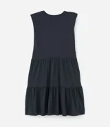 Vestido corto negro de algodón, corte muscle tee, cuello redondo y volados maria.