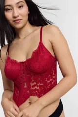 Corset blanco de encaje con tirantes finos regulables.