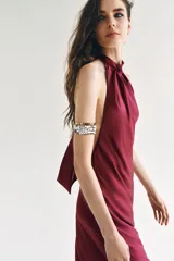 Vestido largo satinado de color bordó, con cuello halter fruncido y diseño sin mangas.