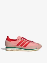 Zapatillas Adidas SL 72 OG W, color rosa con detalles en rojo y suela blanca con detalles en verde.