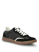 Championes urbanos de diseño deportivo en color negro, con paneles de gamuza sintética y material textil. Presentan detalles en blanco en el talón, cordones y borde frontal, con suela de goma tipo caramelo con efecto moteado.