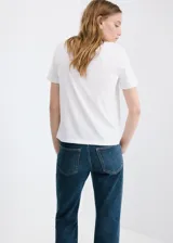 Camiseta Chalspi de algodón color blanco, con cuello en V y mangas cortas, de diseño ajustado.