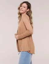Cárdigan liviano blanco de punto acanalado, confeccionado en viscosa y elastano, con diseño de frente abierto, mangas largas entalladas y silueta fluida.