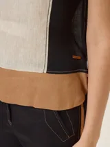 Top de lino sin mangas, con diseño color-block que combina paneles en beige al frente, negro en los laterales y marrón en la parte inferior.