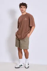 Remera de algodón color marrón con efecto lavado, corte oversize y estampa pequeña en el pecho.