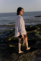 Sandalias bajas color beige con tiras de cuero entretejidas.