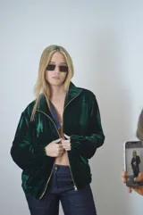 Campera verde inglés de terciopelo con cierre dorado, mangas abullonadas y puños elastizados.