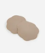 Mini soutien invisible de silicona con borde en forma de nube, diseñado como protector de pezón para prendas transparentes.