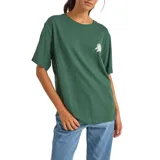 Remera verde con estampado pequeño de una flor blanca en el pecho. Corte holgado.