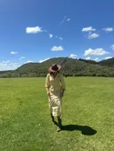 Pollera larga de seda color crudo con lunares celestes.