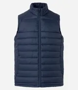 Chaleco masculino deportivo tipo puffer, color negro, con cuello alto, gajos acolchados y cierre delantero con cremallera.