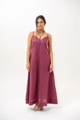 Vestido largo magenta de lino, con tirantes finos y escote en V.