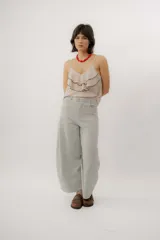 Pantalón de corte amplio, con diseño de rayas sutiles y bolsillos delanteros.
