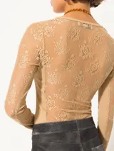 Remera de manga larga, escote cuadrado y calce al cuerpo, confeccionada en encaje translúcido con diseño floral.